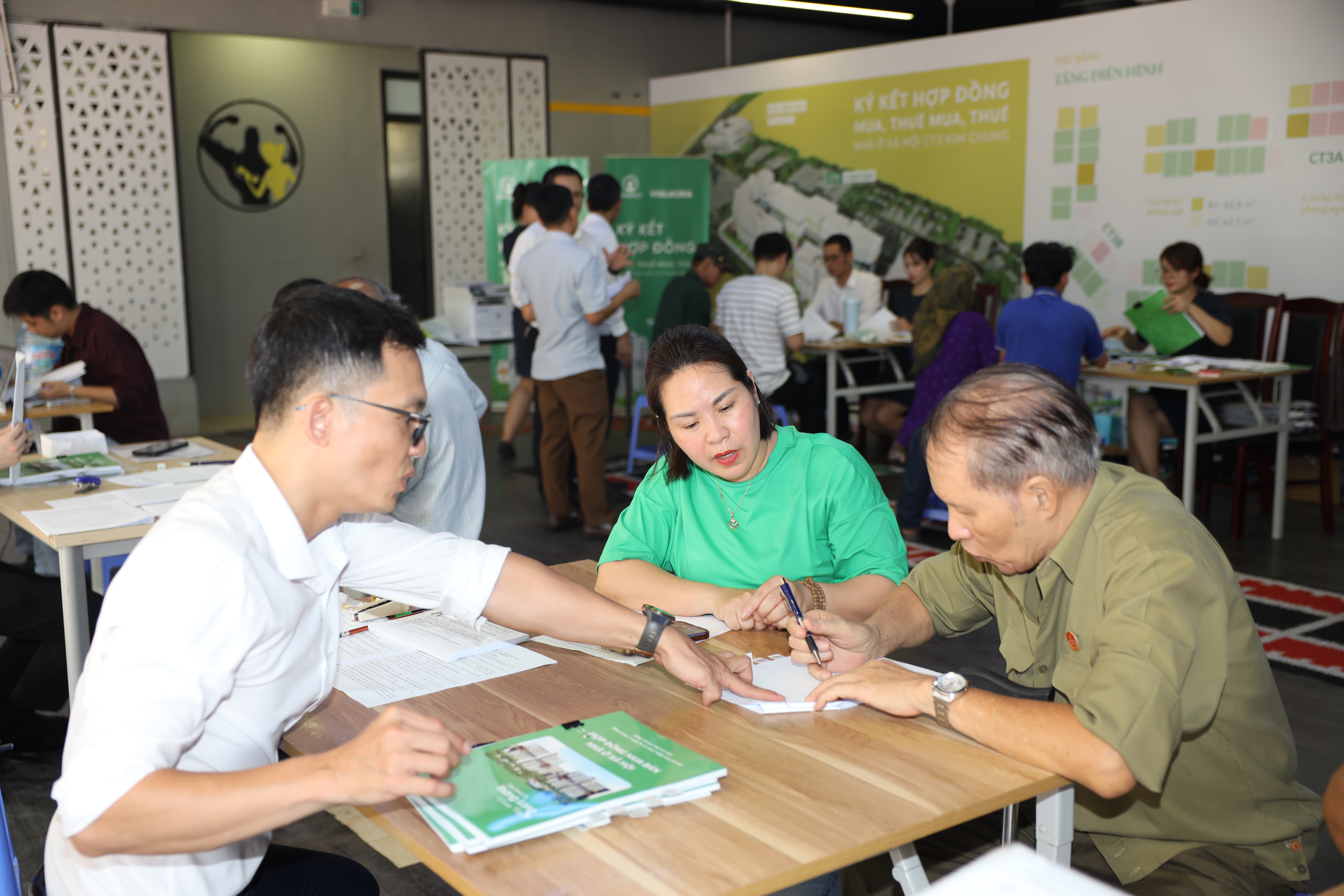 Nhà ở xã hội CT3 Kim Chung:  Đong đầy niềm vui ngày đầu ký hợp đồng mua nhà