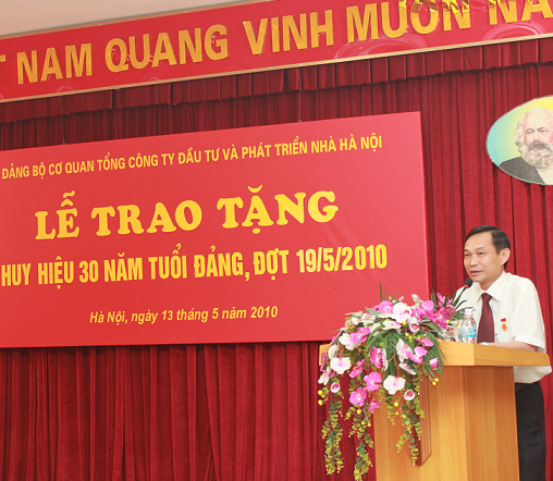 13.5 - Trao tang huy hieu 30 nam tuoi Dang - T4.bmp
