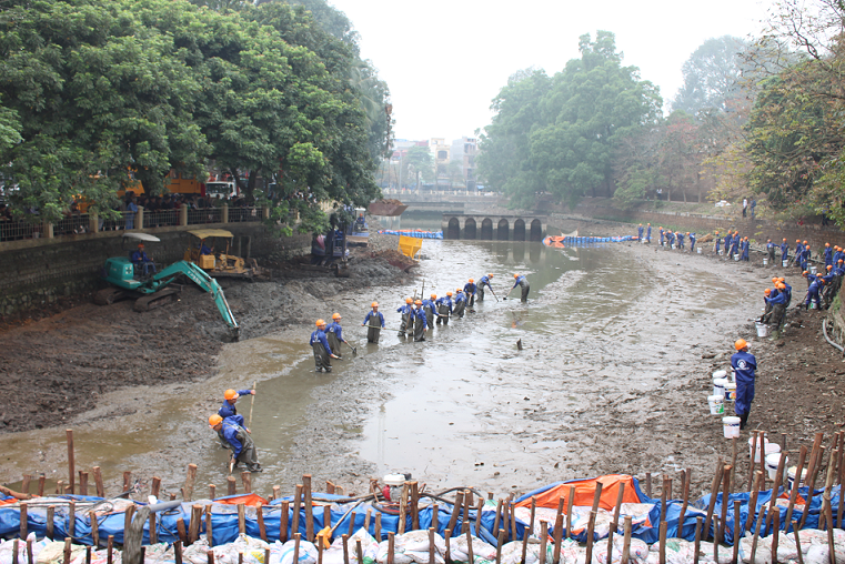 18-3 - Cong nhan nao xuc bun.bmp