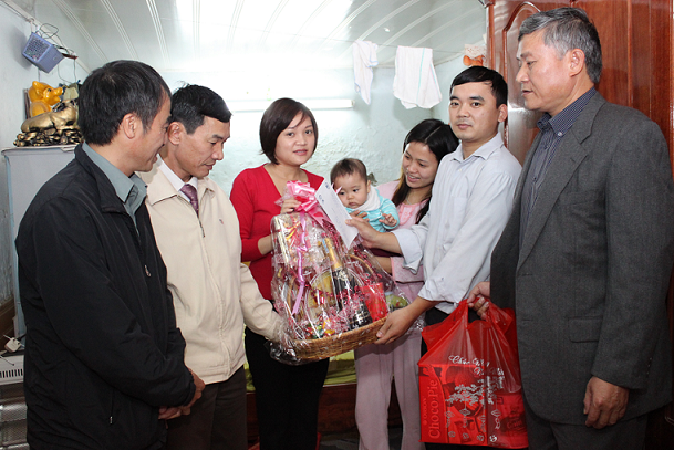 6.2 Tham va tang qua CBCNVLD co hoan canh kho khan CT22.bmp