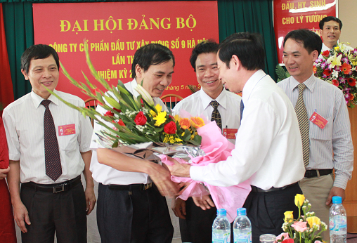 T1 chuc mung cap uy Dang bo CT9.bmp