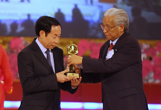 T1 nhan Cup Ngoi sao VN.bmp