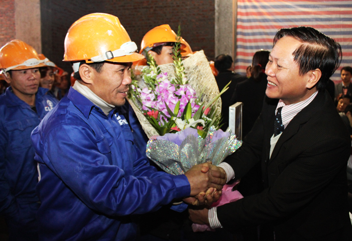 18.3 - DC Nguyen Van Binh tang hoa.jpg