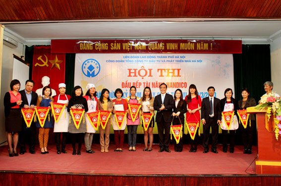 5.3 - Trao giay chung nhan.jpg