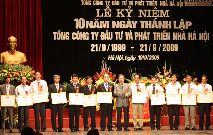 19-9 Bo truong trao BK cho tap the.bmp