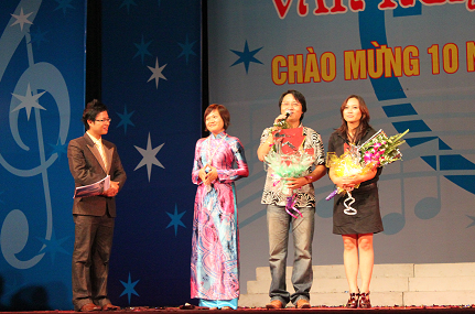 20.9 - Ns Ngoc Chau, Ca sy Khanh Kinh giao luu voi khan gia.bmp