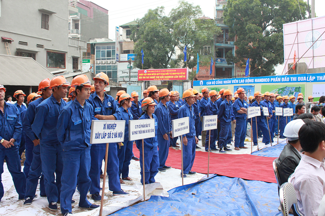 Hoi thi TNTG 2009 - 14 doi du thi.bmp